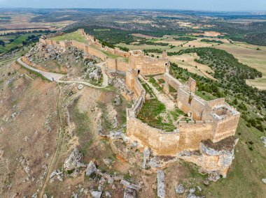 İspanya 'nın Soria ili San Esteban de Gormaz kalesinin panoramik hava manzarası. Ön hava görüntüsü