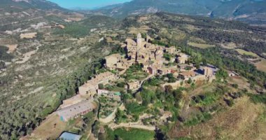 Roda de Isabena, Huesca 'nın panoramik hava manzarası. İspanya 'nın en güzel köylerinden birini seçti..