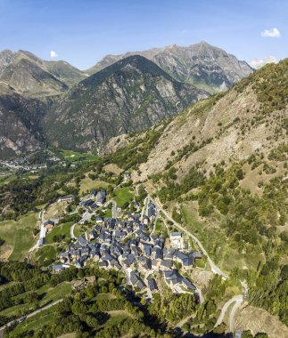 Durro panoramik hava manzarası, Vall de Boi, Lleida Katalonya, İspanya 'nın en güzel şehirlerinden biri olarak listelendi.