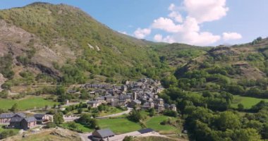 Durro panoramik hava manzarası, Vall de Boi, Lleida Katalonya, İspanya 'nın en güzel şehirlerinden biri olarak listelendi.