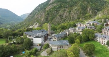 Boi Vadisi 'ndeki Erill la Vall' daki Santa Eulalia Roma Kilisesi (Katalonya - İspanya). Burası UNESCO Dünya Mirası Alanına ait dokuz kiliseden biri..