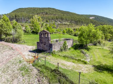 Ermita de Santa Juliana de Garcipollera, Castiello de Jaca, Huesca, İspanya. 11. veya 12. yüzyıldan kalma küçük kilise, bölgenin tipik romantik tarzını yansıtıyor