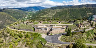 Rapitan Kalesi 'nin havadan panoramik görüntüsü, İspanya' nın Huesca eyaletinde yer alan Jaca kasabasında bulunan askeri bir yapıdır..
