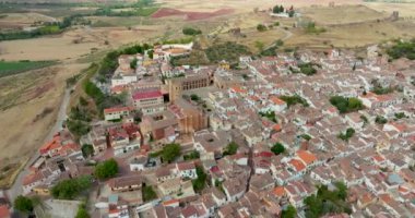 İspanya 'nın Albacete ilindeki Alcaraz şehrinin üzerinde havadan uçuş