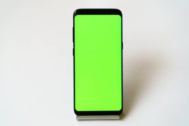 Akıllı telefon boş bir ekranla ayakta duruyor..