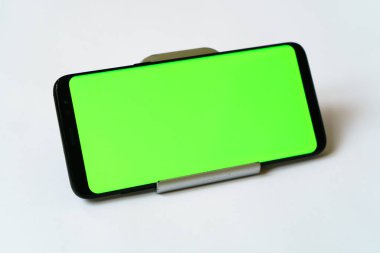 Akıllı telefon boş bir ekranla ayakta dikiliyor.