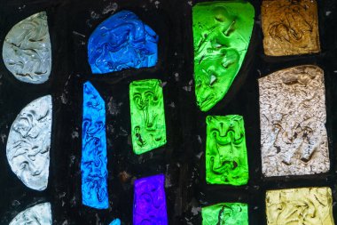 Lekeli mavi ve yeşil cam pencere.