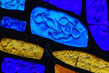 Mavi blok desenli lekeli cam pencere.