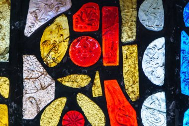 Renkli camdan yapılmış vitraylı pencere..