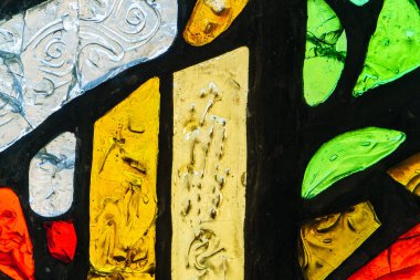 Düzensiz bloğu deseni ile çok renkli vitray pencere görüntüsünü.