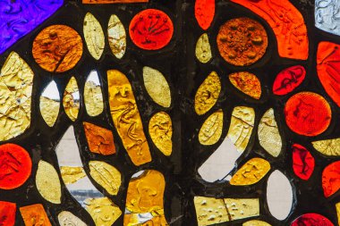 Altın sarısı vitray pencere.