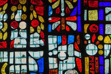 Bir zamanlar güzel bir sanat eseri olan kırık bir camın kalıntıları..