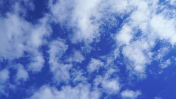 Mavi Gökyüzü Etrafında Dönen Beyaz Bulutlar — Stok video