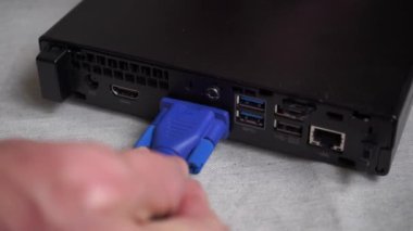 HDMI kablosunu masaüstü bilgisayarına bağla. VGA kablosunu PC 'ye bağla.
