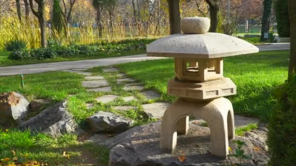 Ασιατικό Πέτρινο Φανάρι Στον Ιαπωνικό Κήπο — Αρχείο Βίντεο