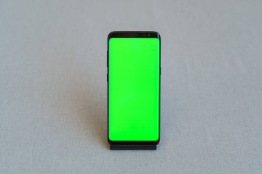 Masada boş ekran olan cep telefonu.