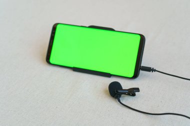 Cep telefonuna bağlı bir mikrofon.