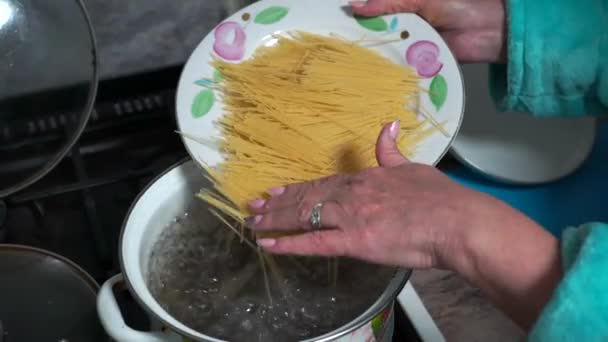 Mujeres Manos Poniendo Espaguetis Olla Con Agua Hirviendo — Vídeo de stock