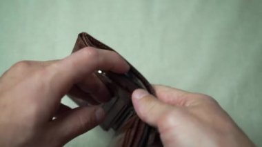 Cüzdanında para sayan adam..