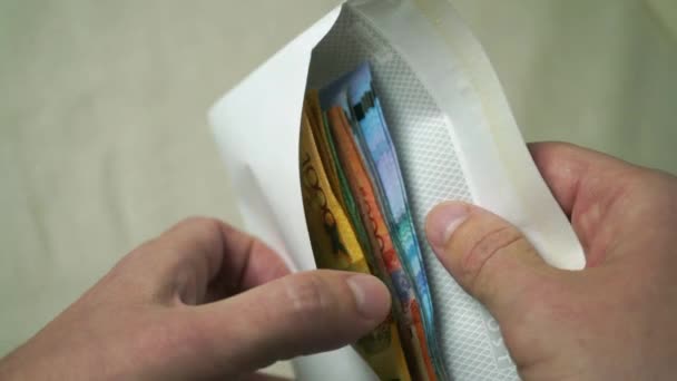 Homem Nas Mãos Conta Dinheiro Num Envelope — Vídeo de Stock