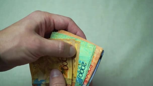Чоловічі Руки Рахують Стопки Банкнот Паперових Грошей — стокове відео