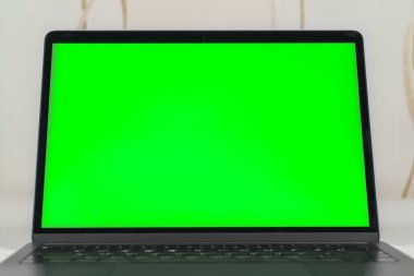 Krom anahtar monitörlü bir dizüstü bilgisayarı kapat.