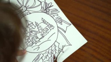 Kadınların elleri Noel için makasla süslenmiş..