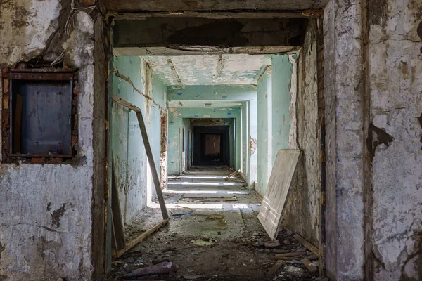 放棄された建物の恐ろしい廊下 ストックフォト