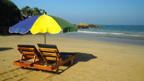Sunbeds Colorful Umbrella Beach Ocean — Stockvideo