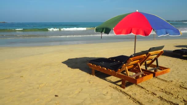 Liegestühle Und Sonnenschirm Strand Und Laufen Mann — Stockvideo