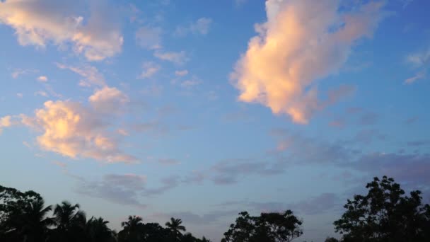 Nori Cerc Cerul Albastru Răsărit — Videoclip de stoc