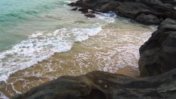 Βραχώδης Και Αμμώδης Ακτή Του Ωκεανού Και Κύματα Αφρό — Αρχείο Βίντεο
