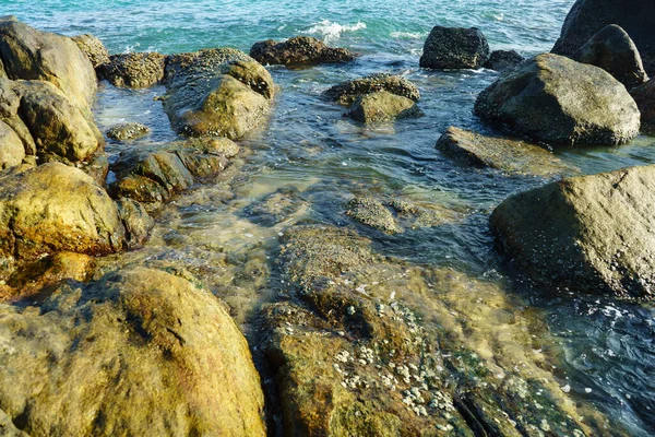 Água Limpa Uma Costa Oceânica Rochosa Fechar — Fotografia de Stock