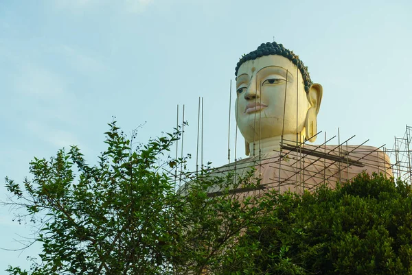 Uma Grande Estátua Buddha Renovação — Fotografia de Stock
