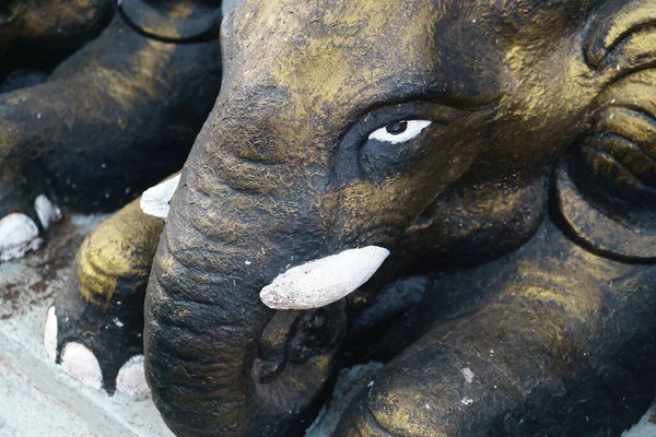 Estátua Elefante Com Rosto Formidável Close — Fotografia de Stock