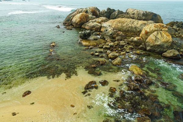 Bela Paisagem Costa Rochosa Oceano Arenoso — Fotografia de Stock