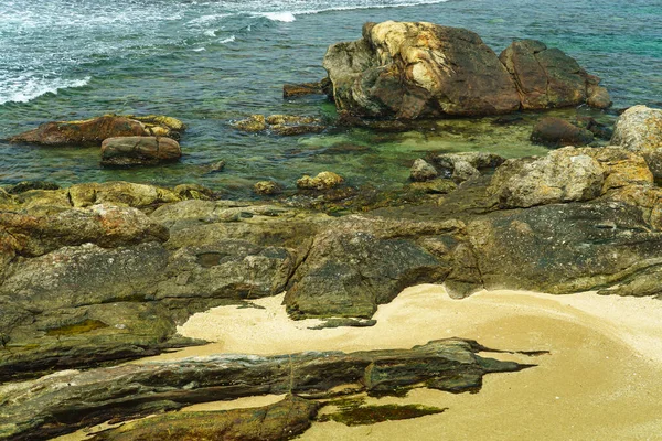 Una Spiaggia Rocciosa Sabbia Dell Oceano — Foto Stock