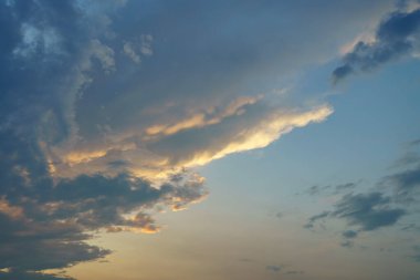 Ateşli turuncu günbatımı gökyüzü. Güzel gökyüzü.