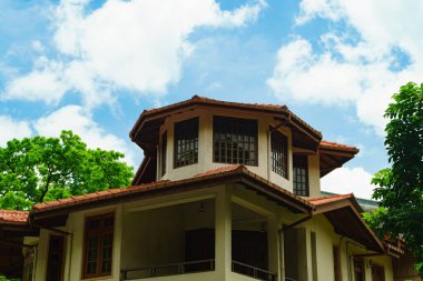 Bulutlu bir gökyüzüne karşı fayanslı çatılı kulübe.