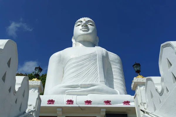 Witte Boeddha Zit Een Boeddhistische Tempel — Stockfoto