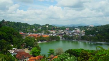 Yeşil tepelerin arasındaki şehir manzarası. Sri Lanka 'daki Kandy şehri.