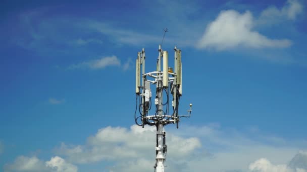 Телекомунікаційна Вежа Тлі Блакитного Неба Хмарами — стокове відео