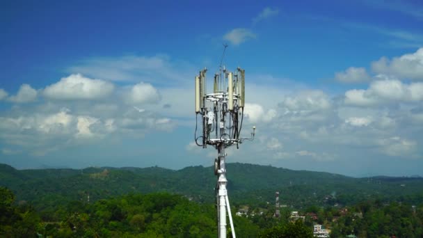 Telekommunikationsturm Vor Blauem Himmel Und Hügeln — Stockvideo