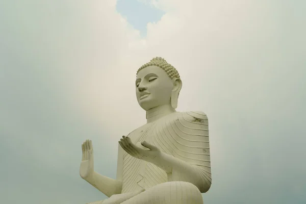 Buda Branca Fundo Céu Nublado — Fotografia de Stock