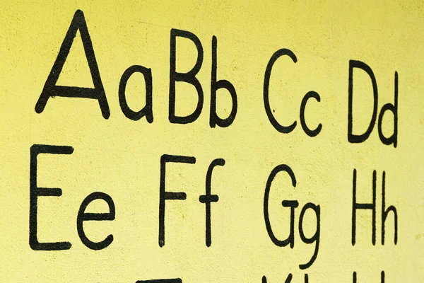 Engels Alfabet Een Gele Muur — Stockfoto