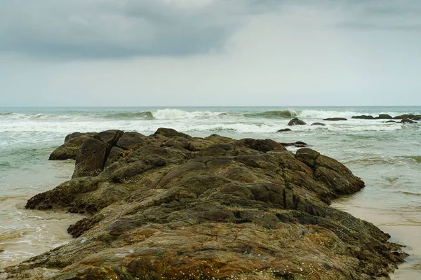Ένας Μεγάλος Βράχος Στην Άμμο Στην Παραλία Του Ωκεανού — Φωτογραφία Αρχείου