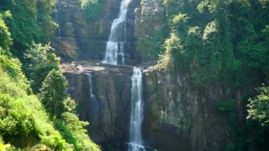 Tropikal ormanda şelale. Ramboda Sri Lanka 'ya düştü..