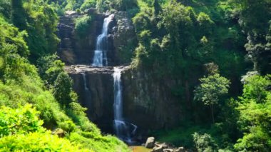 Yağmur ormanlarında çifte şelale. Sri Lanka 'da Ramboda Şelalesi.