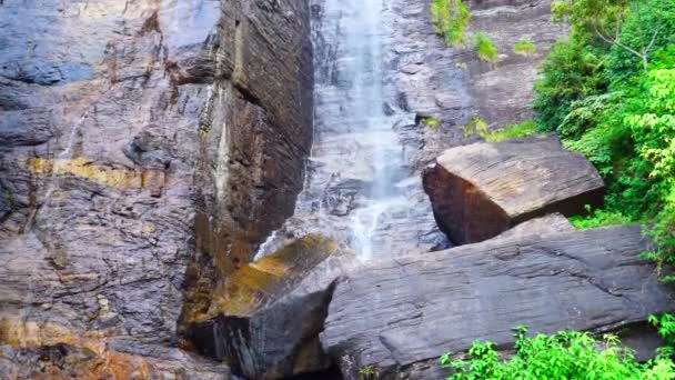 Ένα Αδύναμο Ρυάκι Νερού Ρέει Κάτω Από Ένα Υγρό Βράχο — Αρχείο Βίντεο