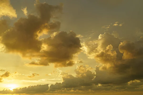 Turuncu Gün Batımı Güzel Bulutlar — Stok fotoğraf